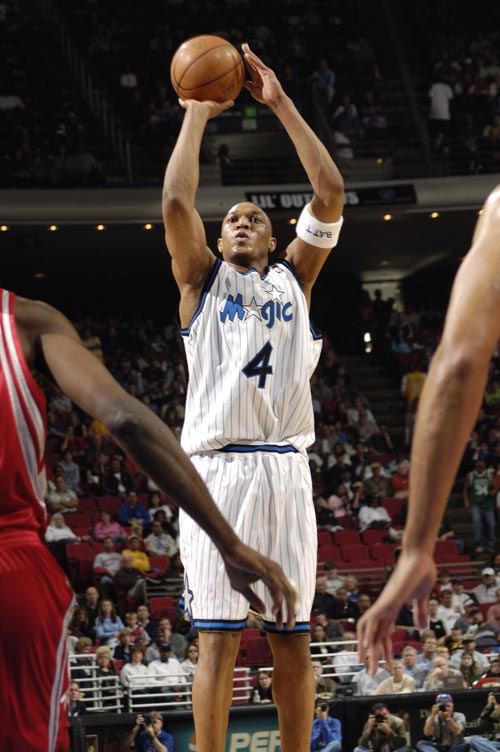 年终大战魔咒仍在！库里三分球10投8铁 所幸命中了关键三分（年终之战魔咒未解：库里三分10中2手感低迷，仍命中关键三分）