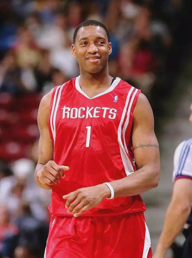 湖人美女球迷凭借火辣身材迅速走红网络！还被现场摄影师偷拍（湖人女球迷因惹火身材火速爆红网络，现场摄影师频频抓拍）