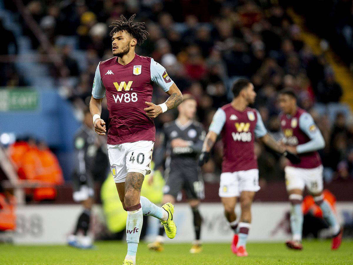 再次情绪失控，阿德耶米因不满自己被换下而怒气冲冲（被换下引发不满，阿德耶米怒火难抑再度失控）