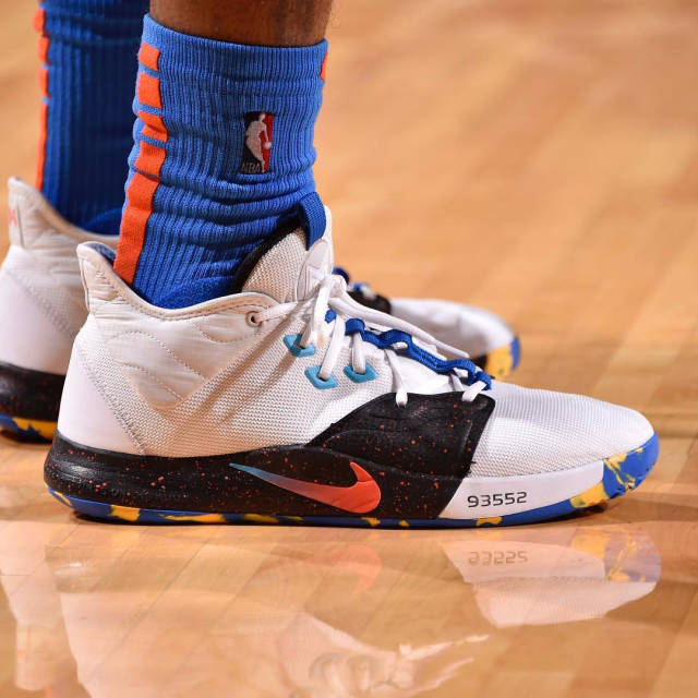 兰德尔娇妻主场助阵，两娃环绕，身材依旧吸睛（兰德尔爱妻主场现身助阵，携两娃同框，气质依旧亮眼）