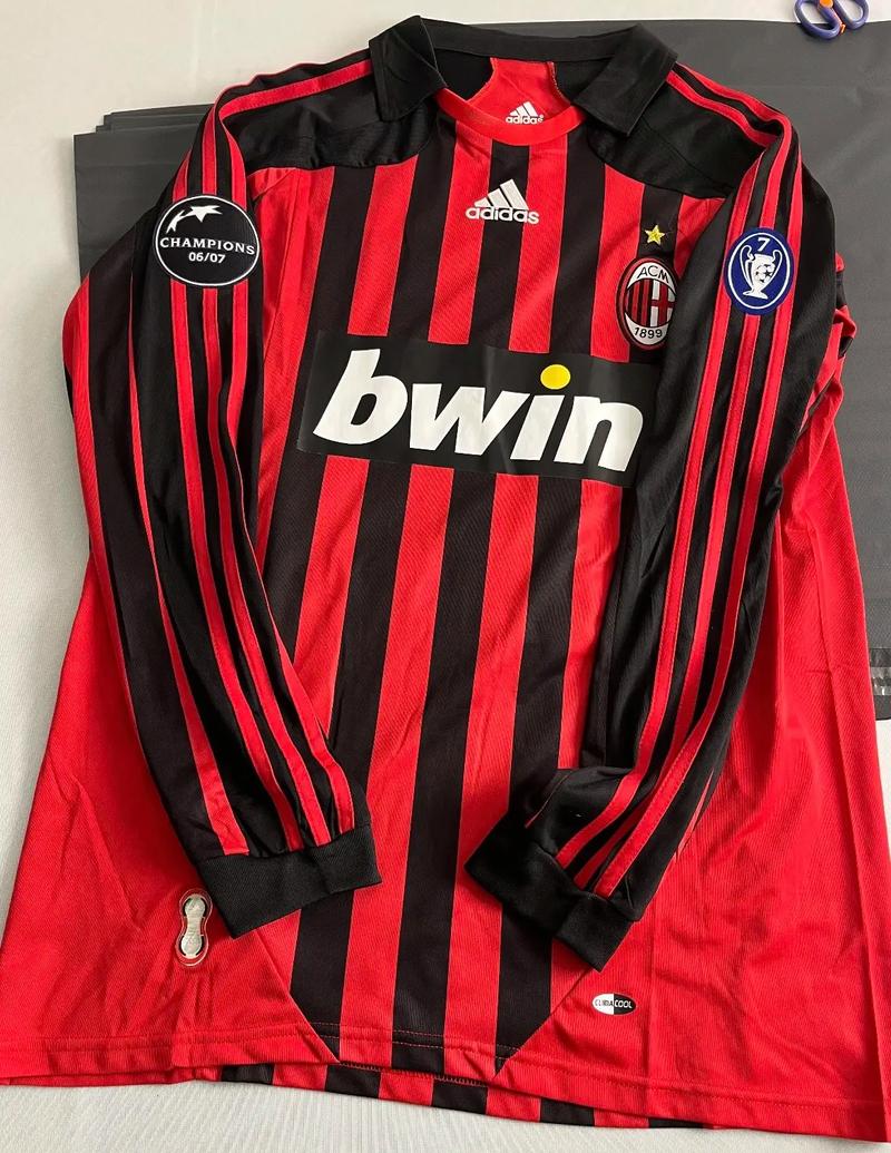 王哲林在昨晚的比赛中表现出色，展现了他作为球队核心的能力和实力。（王哲林昨夜高光发挥，彰显其球队核心地位与实力）