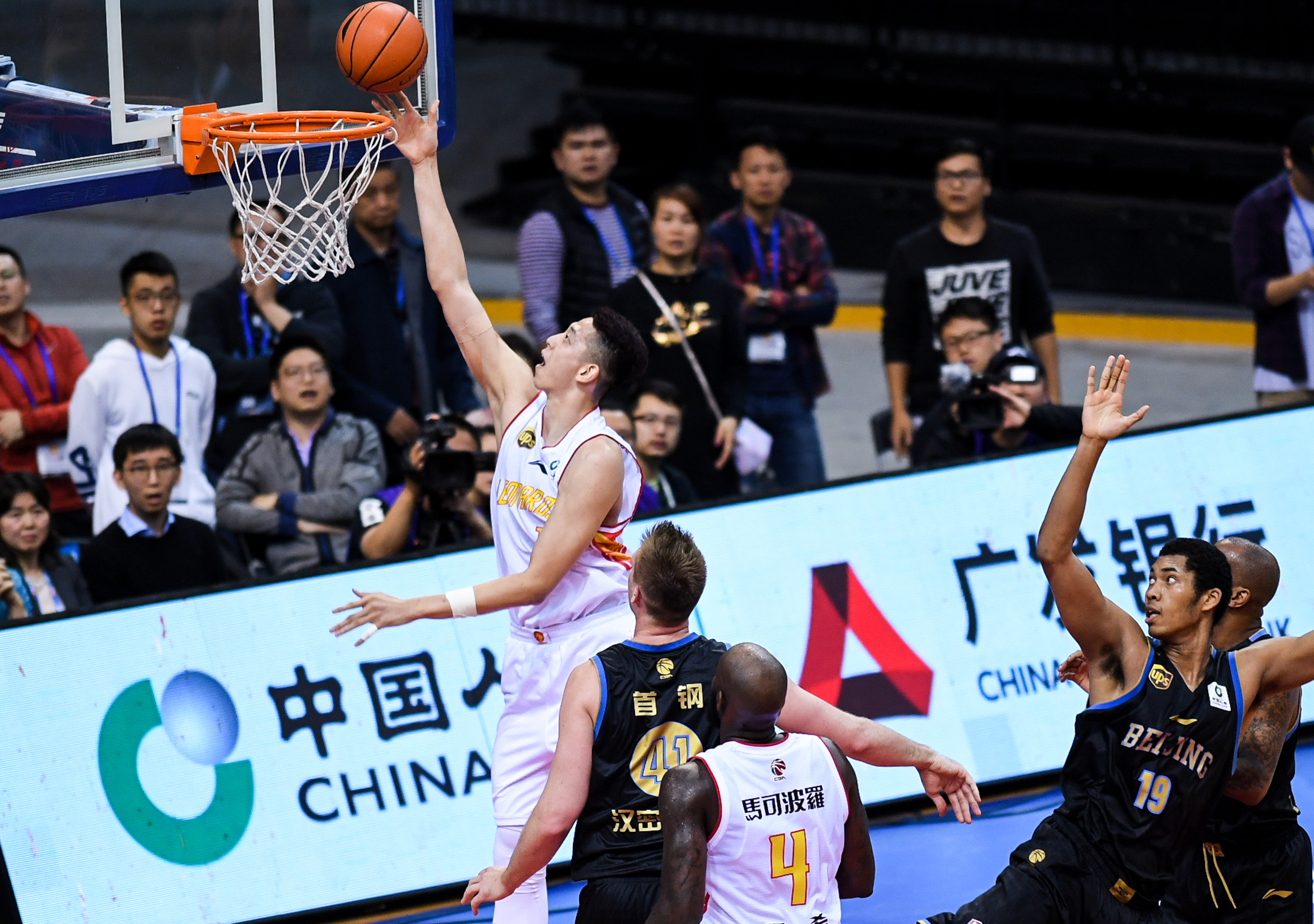 德拉富恩特：我们和皇马队医保持联系，赫伊森暂时不离队（德拉富恩特：已与皇马队医沟通，赫伊森短期内不会离队）