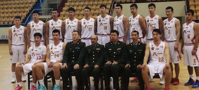 达成尤文生涯200场里程碑，洛卡特利获赠纪念球衣（洛卡特利迎来尤文生涯第200场里程碑，获赠纪念球衣）