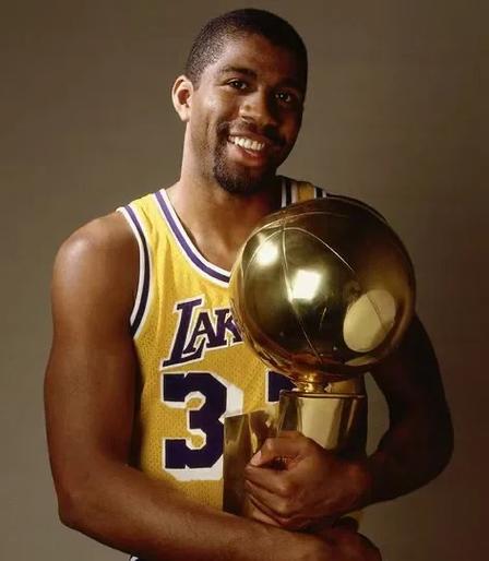 状态不错！三球半场三分6中3拿到13分4助（手感在线！三球半场三分6投3中，砍下13分4助攻）